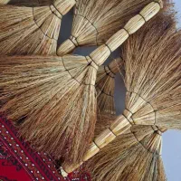 جارو داریم برای فروش قیمتش هم دونه ای ۱۵۰ تومنه