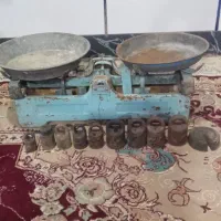 ترازو با ۹ تا وزنه قدیمی