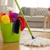 یک خانم برای نظافت در منزل