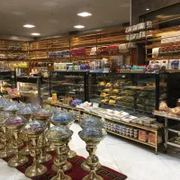 فروشنده و صندوقدار قنادی