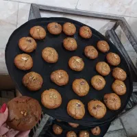 فروشنده و استاد کار خانم یا آقا درکلوچه پزی