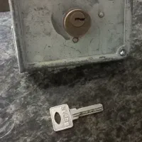 قفل در حیاط سالم و در حد نو