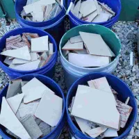 مقداری ضایعات سرامیک