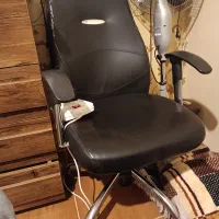 صندلی چرخدار اداری و کامپیوتر