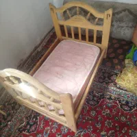 یک عدد تخت خواب بچه سالم و تمیز