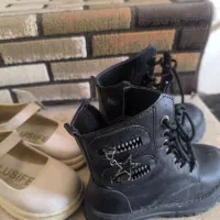 یک جفت چکمه و یک جفت کفش دخترانه سایز ۳۱