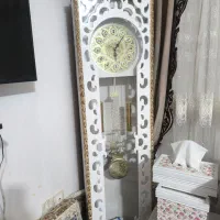 آینه و کنسول و ساعت ایستاده