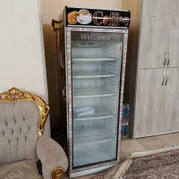 یخچال کافه ایستاده