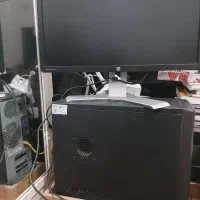 یک دستگاه کامپیوتر با تمام لوازم