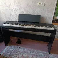 میز پیانو رنگ سفید و تعدادی کتاب