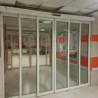 کارگر ساده جهت نصب شیشه سکوریت