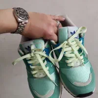 یک جفت کتونی آدیداس