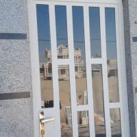 در وپنجره کارکرده همراه با شیشه حد نو و درب چوبی|مصالح و تجهیزات ساختمان|کوهدشت, |دیوار