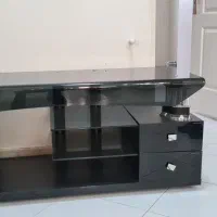 یک میز تلویزیون و دو تا کمد و پنج تا باند