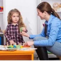 درمانگر کودکان اتیسم و مربی بازی درمانی