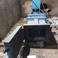 یکدستگاه پرس. قوطی های رانی