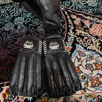 کلاه بوکس و دستکش رزمی