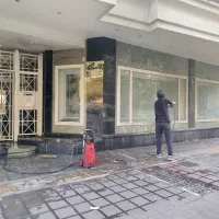 یک‌نفر نیروی پذیرایی و خدماتی جوان خوش پوش