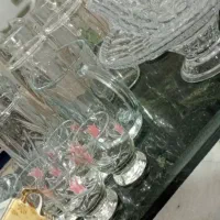 تعدای زیادی ظرف شیشه ای