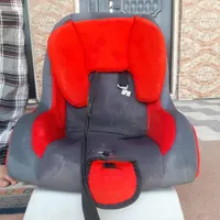 صندلی ماشین برای بچه تمیز ودر حد نو