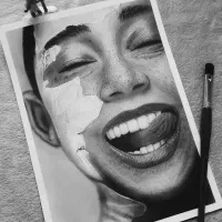 طراحی چهره سیاه قلم و مداد رنگی