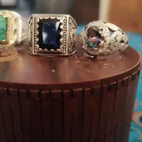 انگشتر اولی ازسمت راست برای فروش است