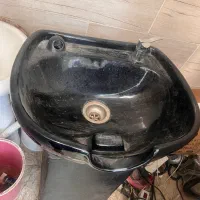 سرشور آرایشگاه ایستاده