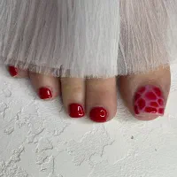 خدمات کاشت ناخن دست و پا با تخفیف