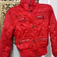 تعدادی کفش و لباس دخترانه ب فروش میرسد