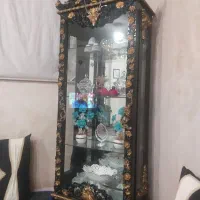 یک عدد بوفه و یک آینه قدی