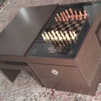 میز شطرنج مدرن با صفحه شیشه‌ای و کشو ، بسیار تمیز
