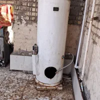 یک عدد ابگرمکن گازی ویک عدد اجاق گاز پنج شعله