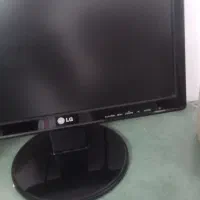 کامپیوتر با میز وکلیه لوازم