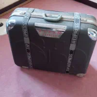 چمدان بزرگ و کفش ایمنی