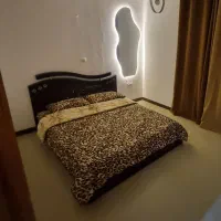 تختخواب و تشک رویال با روتختی در حد نو