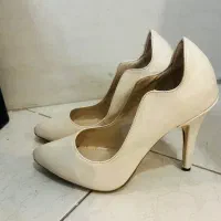 کفش کاملا نومال تو کمد عروس هست