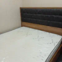 تخت خواب دونفره به همراه تشک در حد نو
