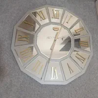 ساعت دیواری فقط نیاز به تعمیر جزئی دار