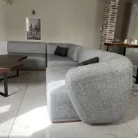 به یک نفر نیروی کار در مبلمان