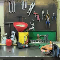 مکانیک ماهر با ابزار