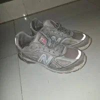نیوبالانس ۹۹۰ اورجینال با دو عدد ادیداس سایز ۴۴