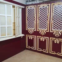 یه دکور سلطنتی و یک دکو اینه و میز و یه پرده