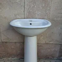 روشویی سفید سرویس بهداشتی کاملا سالم