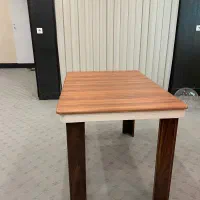 میز چوبی بدون صندلی