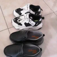 دوجفت کفش نوپسرانه  شماره 30 یکبارپوشیده باماشین