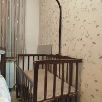 تخت کنار مادر