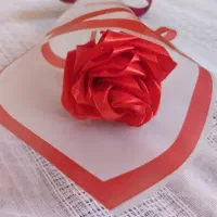 گل روبانی قرمز و زیبا