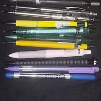 تعدادی مداد و خودکار و ماژیک نو برند و رنگ همه نوع