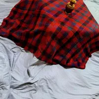 کرسی چوبی همراه لحاف، میز، هیتر بالشت