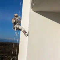 پیچ و رولپلاک سنگ نما با طناب راپل بندباز شستشونما